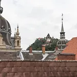 Mintgraz - 1 Bedroom Penthouse *